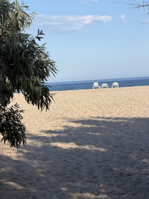 Пляж і море — готель «Перша Лінія», Кароліно-Бугаз, фото 2